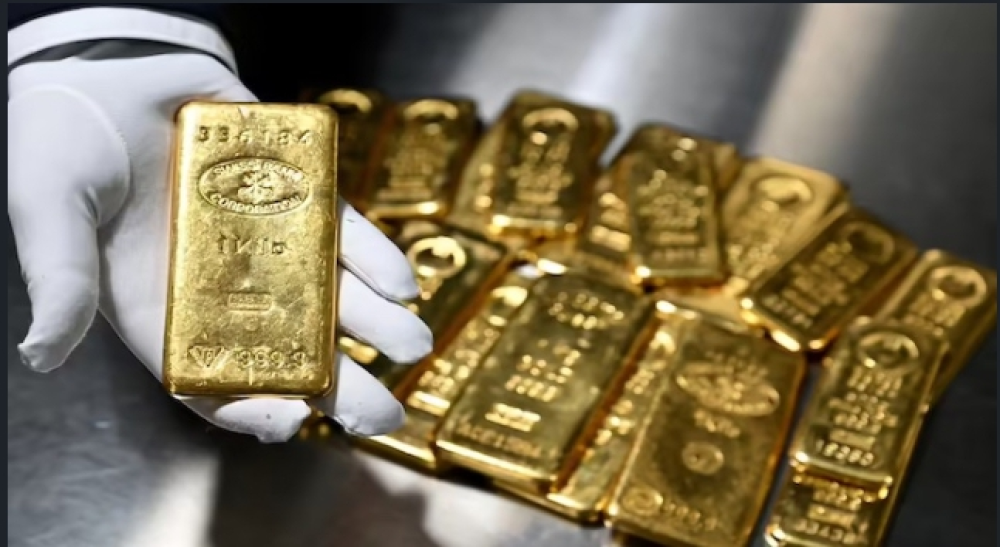 Gold Drops As Dollar Gains on Strong Jobs Data